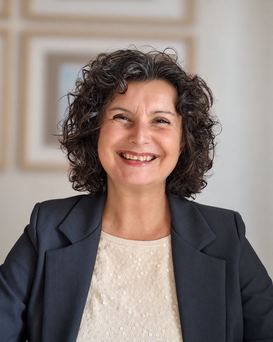 Elisa Semeghini, biologa nutrizionista, sorride nel suo studio a Carpi